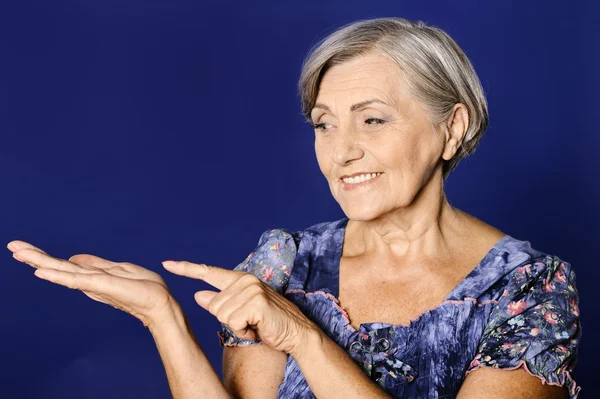 Mujer mayor señalando —  Fotos de Stock