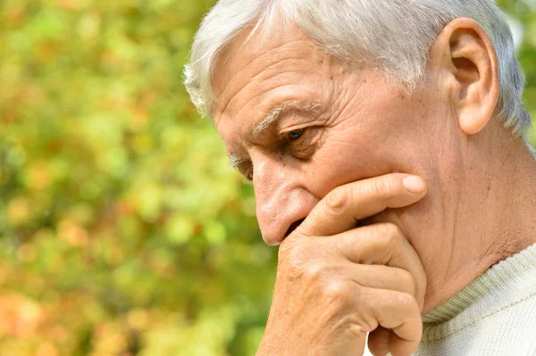 Denkender Senior — Stockfoto