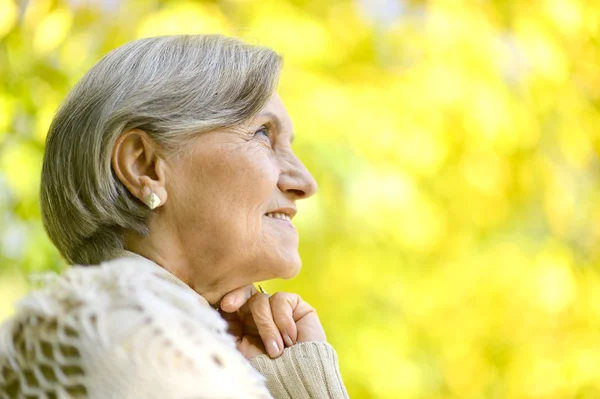 Senior vrouw op aard — Stockfoto