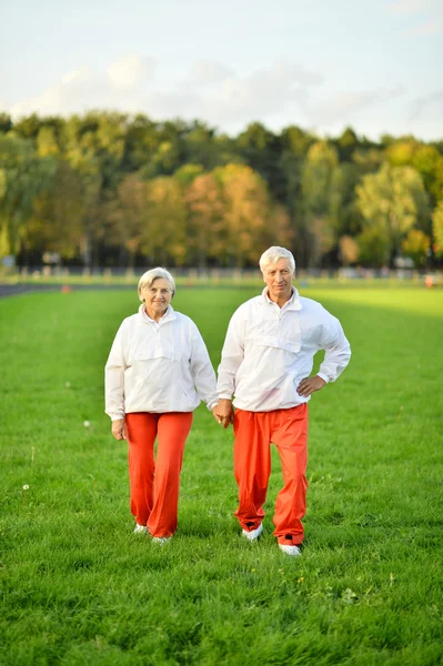 Спортивная пожилая пара — стоковое фото