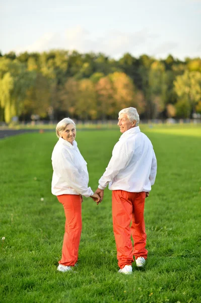 คู่รักผู้สูงอายุกีฬา — ภาพถ่ายสต็อก