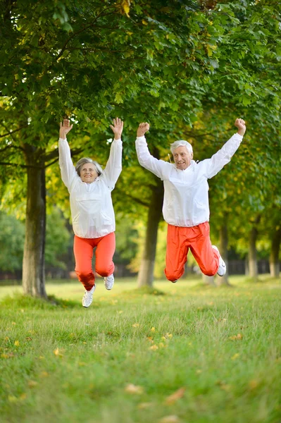 Sportig äldre par — Stockfoto