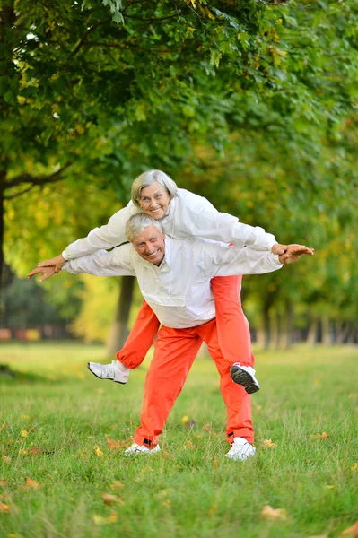 Sportive yaşlı çift — Stok fotoğraf