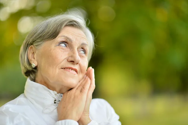 Senior vrouw op aard — Stockfoto