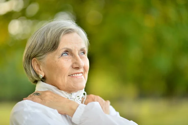 Äldre kvinna på natur — Stockfoto