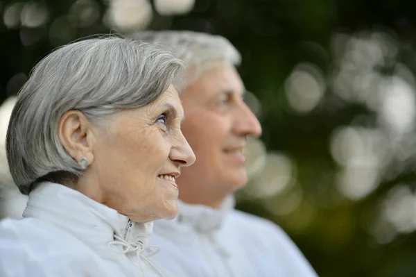 Casal sênior no parque — Fotografia de Stock