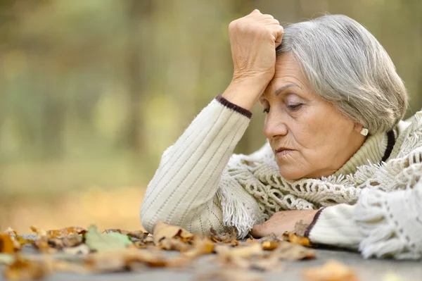 Donna anziana triste — Foto Stock