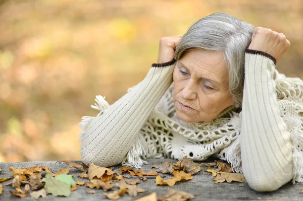 Donna anziana triste — Foto Stock