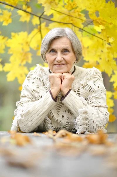 Femme âgée en automne — Photo