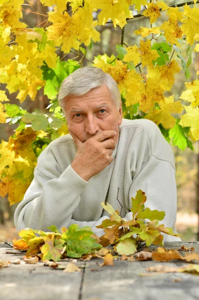 Uomo anziano in autunno — Foto Stock