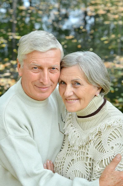 Doğadaki yaşlı çift — Stok fotoğraf