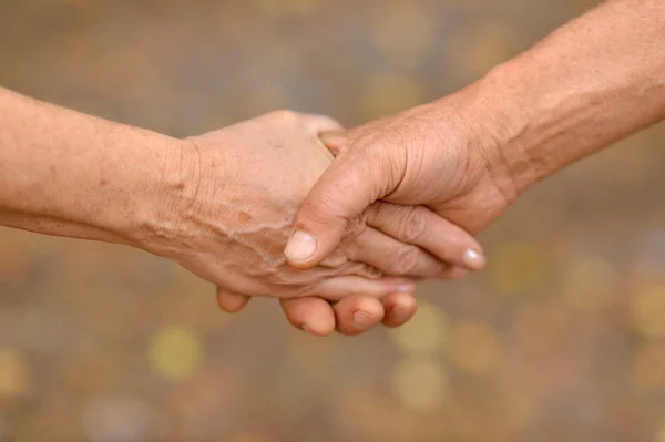 Coppia anziana che si tiene per mano — Foto Stock