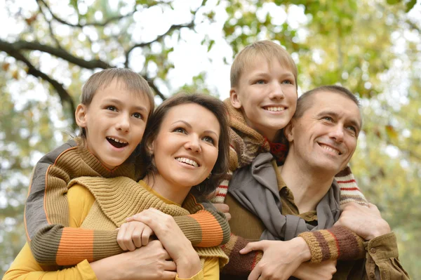 Family of four in park — Stock Photo, Image