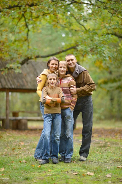 Familj på fyra i park — Stockfoto