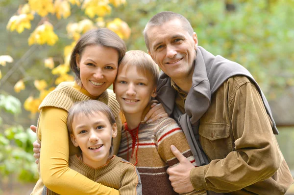 Famille de quatre personnes dans le parc — Photo