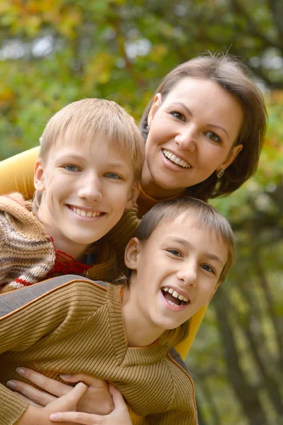 Madre feliz con sus hijos — Foto de Stock