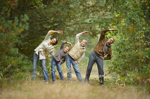 Famille de quatre personnes dans le parc — Photo