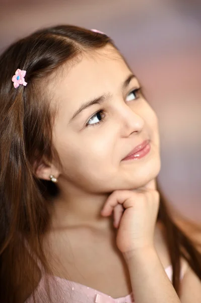 Retrato de una linda chica con cabello castaño — Foto de Stock