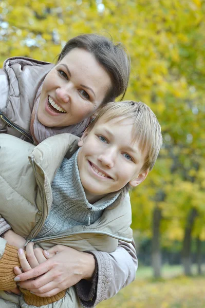 Vackra vänliga familj — Stockfoto