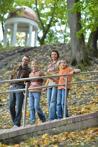 Glückliche Familie zu Fuß — Stockfoto
