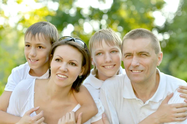 Gelukkige familie in wit — Stockfoto