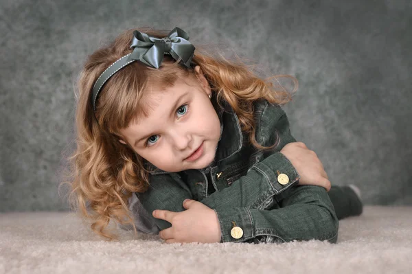 Retrato de menina bonito pouco — Fotografia de Stock