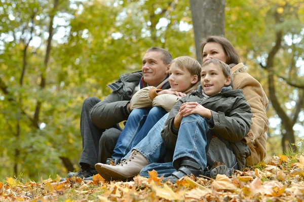 Jolie famille heureuse — Photo