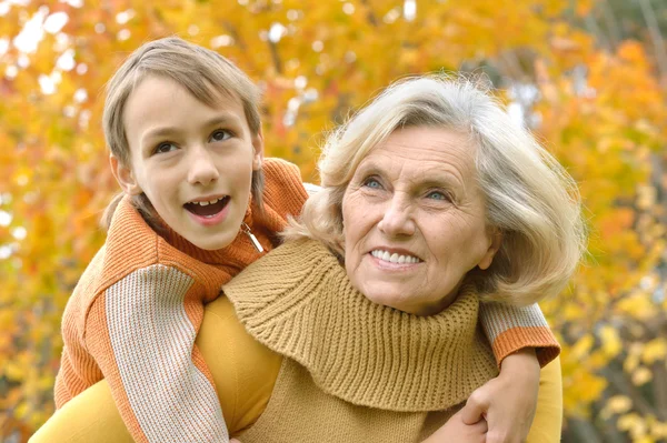 Grootmoeder met jongen — Stockfoto