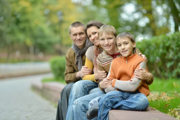 Familj av fyra sittande — Stockfoto
