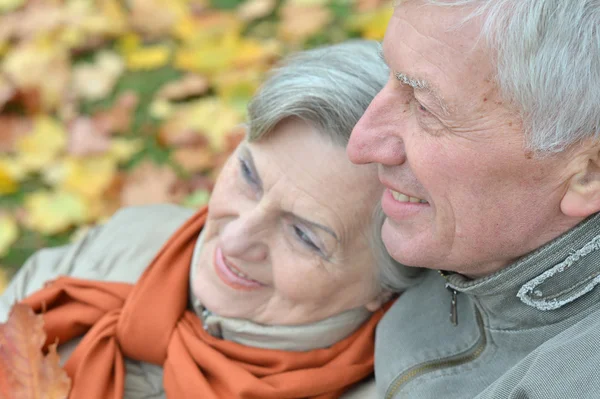 Aantrekkelijke ouder koppel — Stockfoto