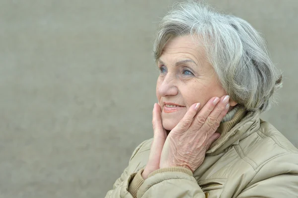 Atrakcyjne starsza kobieta — Zdjęcie stockowe