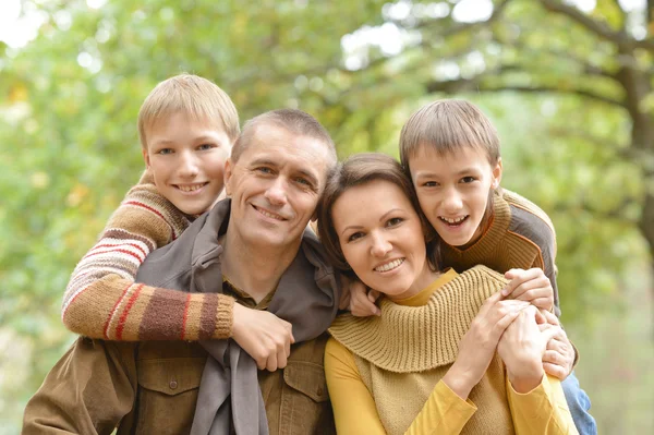 Familie van vier — Stockfoto