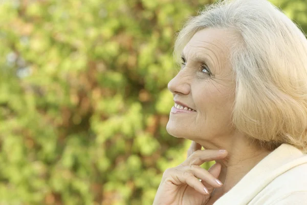 Oudere vrouw genieten van — Stockfoto