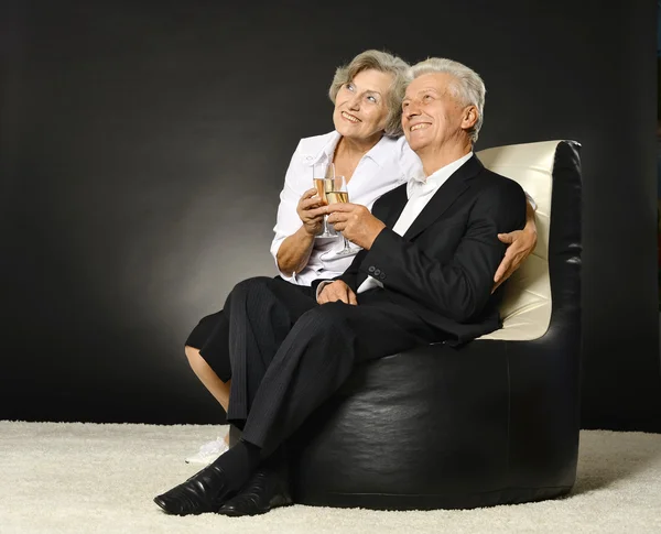 Senior pareja sentado — Foto de Stock