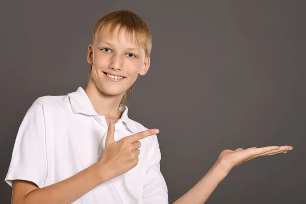 Adolescente menino retrato no branco — Fotografia de Stock