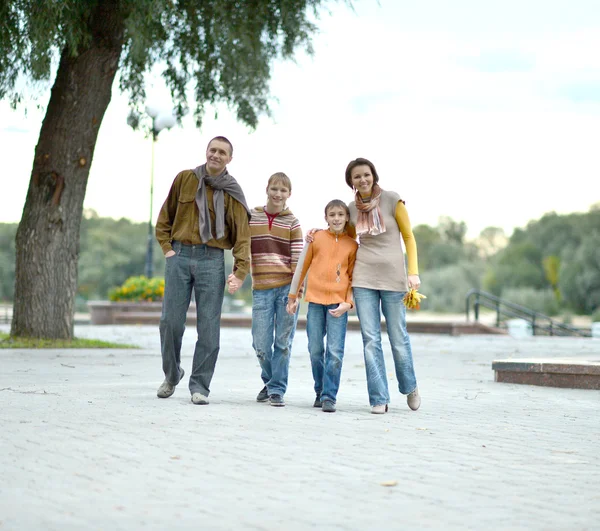 Lycklig familj promenader — Stockfoto