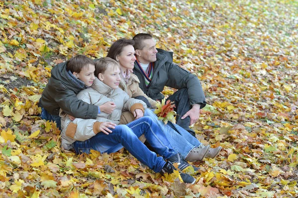 Дуже щаслива родина — стокове фото