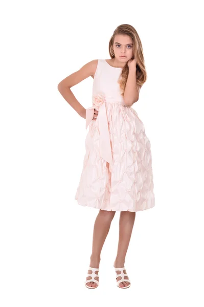 Hübsche Teenager-Mädchen in einem weißen Kleid — Stockfoto