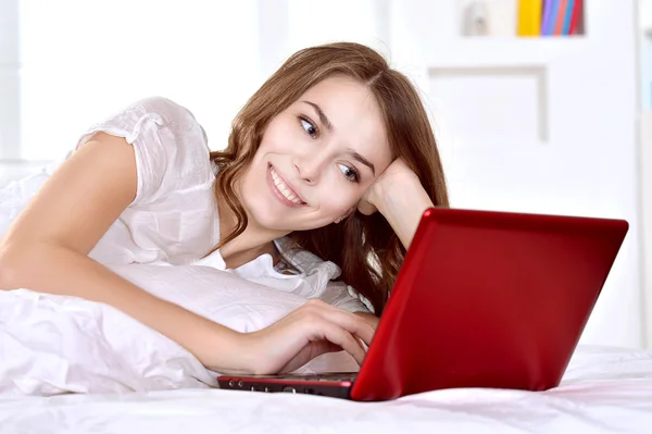 Menina com um laptop — Fotografia de Stock