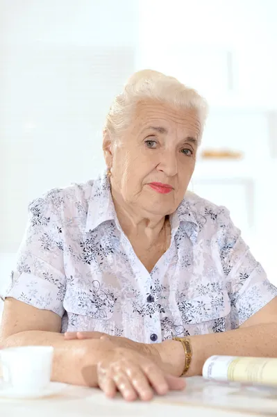 Nadenkend oude vrouw — Stockfoto