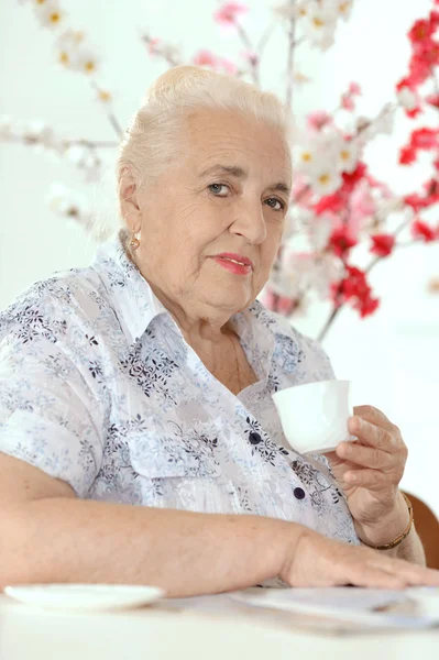 Nadenkend oude vrouw — Stockfoto