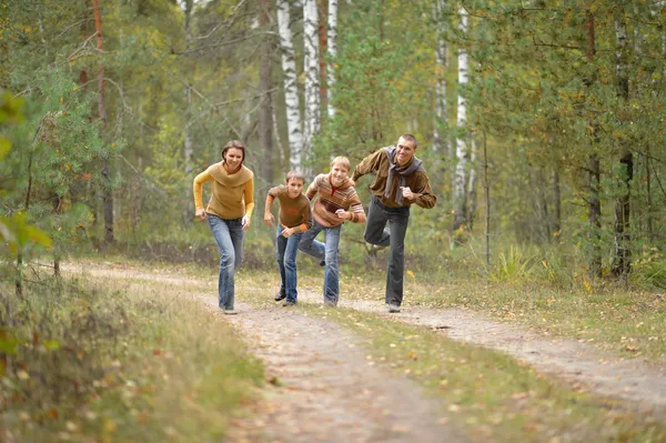 Vierköpfige Familie pflückt — Stockfoto