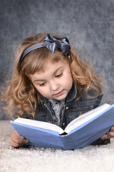 Retrato de menina bonito pouco — Fotografia de Stock