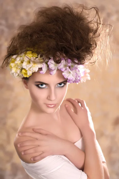 Jeune femme avec une belle coiffure — Photo