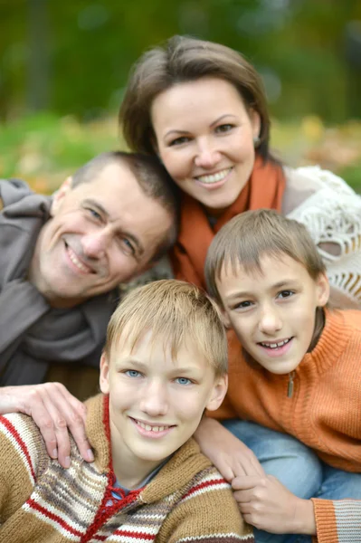 Schöne glückliche Familie — Stockfoto