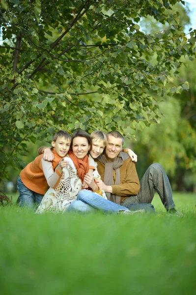 L lycklig familj avkopplande — Stockfoto