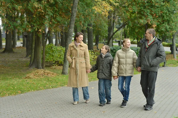 Aardige gelukkige familie — Stockfoto