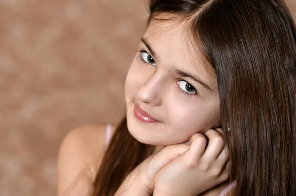 Porträtt av en söt tjej med brunt hår — Stockfoto