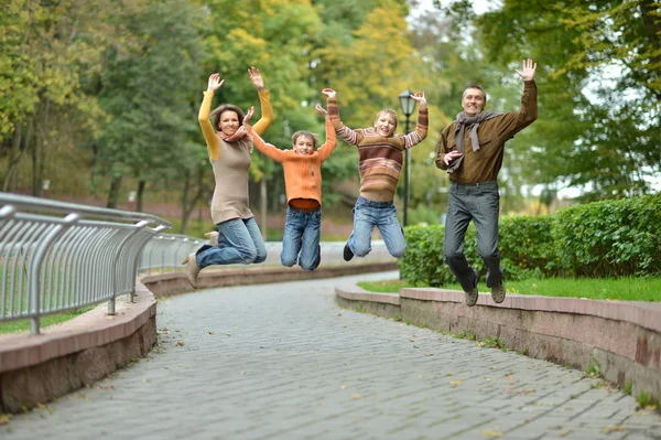 Glad familj hoppar — Stockfoto