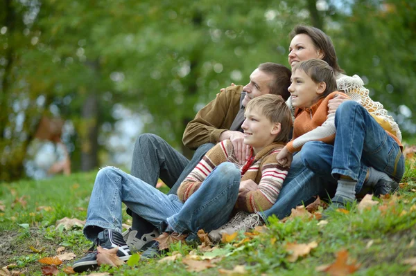 L happy family relaxing — Stock Photo, Image